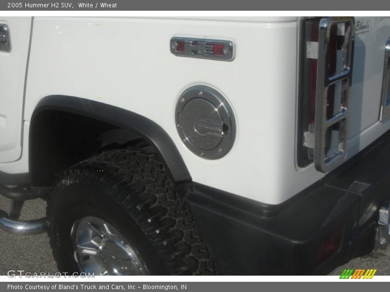 White / Wheat 2005 Hummer H2 SUV