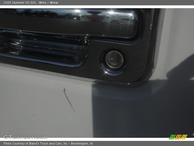 White / Wheat 2005 Hummer H2 SUV