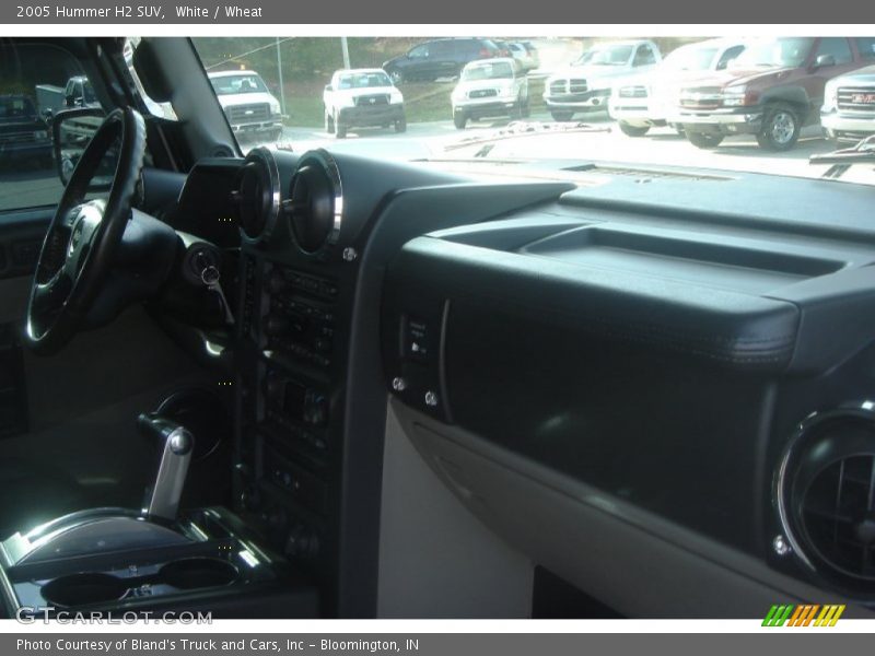 White / Wheat 2005 Hummer H2 SUV