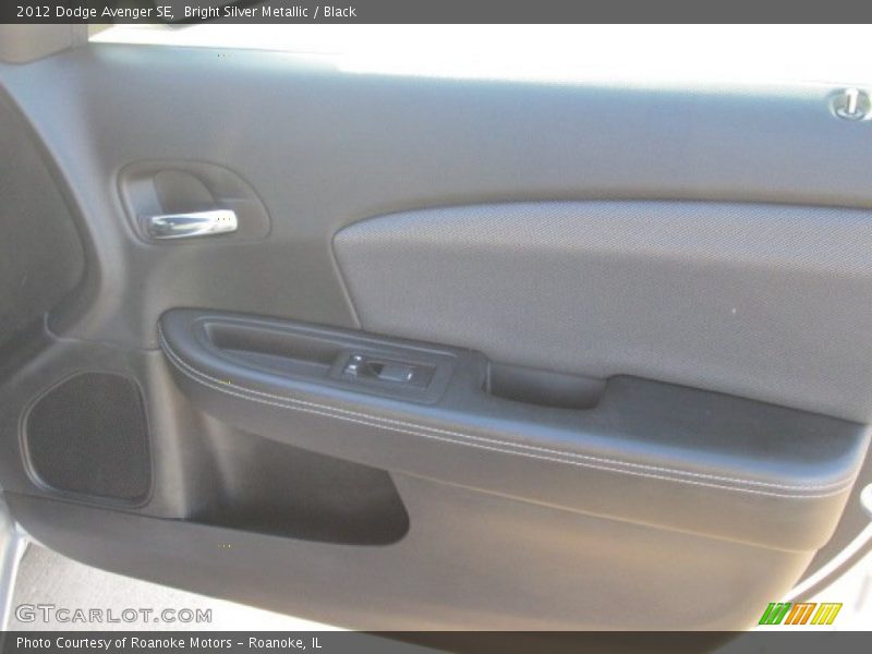 Bright Silver Metallic / Black 2012 Dodge Avenger SE