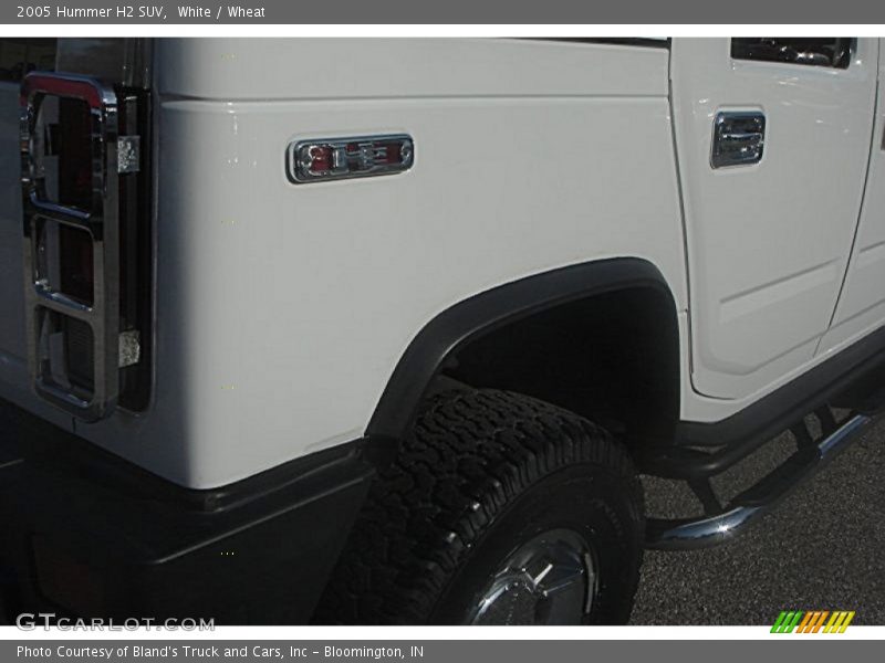 White / Wheat 2005 Hummer H2 SUV