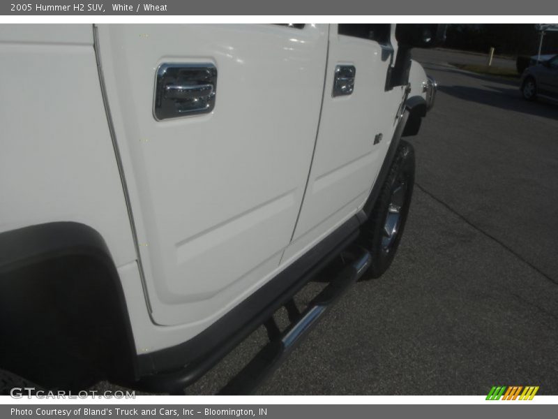 White / Wheat 2005 Hummer H2 SUV