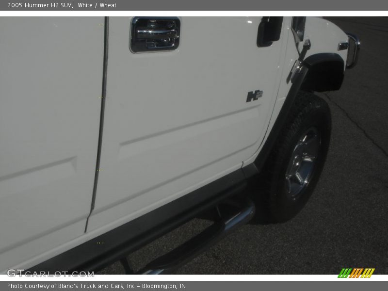White / Wheat 2005 Hummer H2 SUV