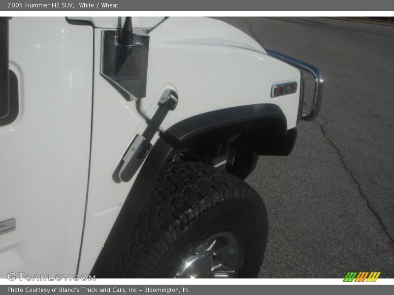 White / Wheat 2005 Hummer H2 SUV