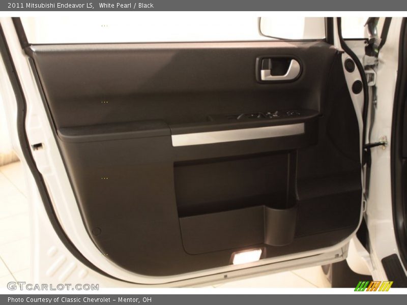 White Pearl / Black 2011 Mitsubishi Endeavor LS