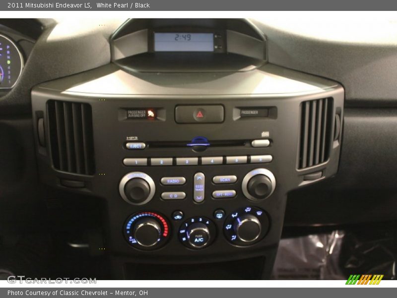 White Pearl / Black 2011 Mitsubishi Endeavor LS