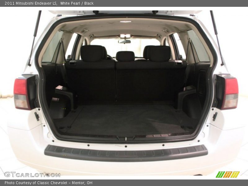 White Pearl / Black 2011 Mitsubishi Endeavor LS