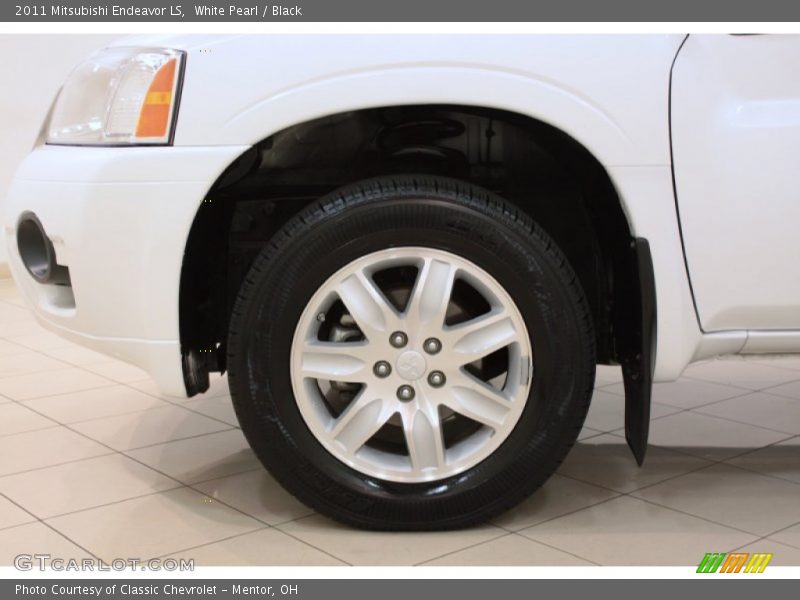 White Pearl / Black 2011 Mitsubishi Endeavor LS