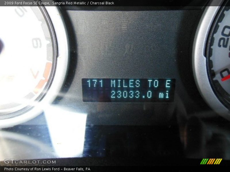 Sangria Red Metallic / Charcoal Black 2009 Ford Focus SE Coupe
