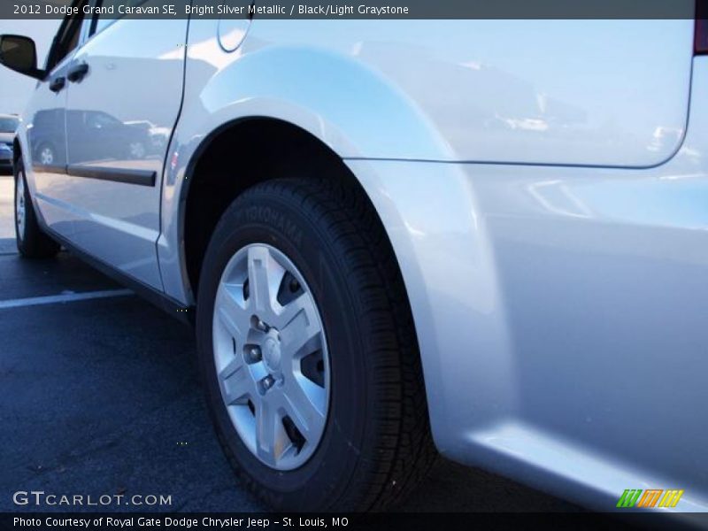 Bright Silver Metallic / Black/Light Graystone 2012 Dodge Grand Caravan SE