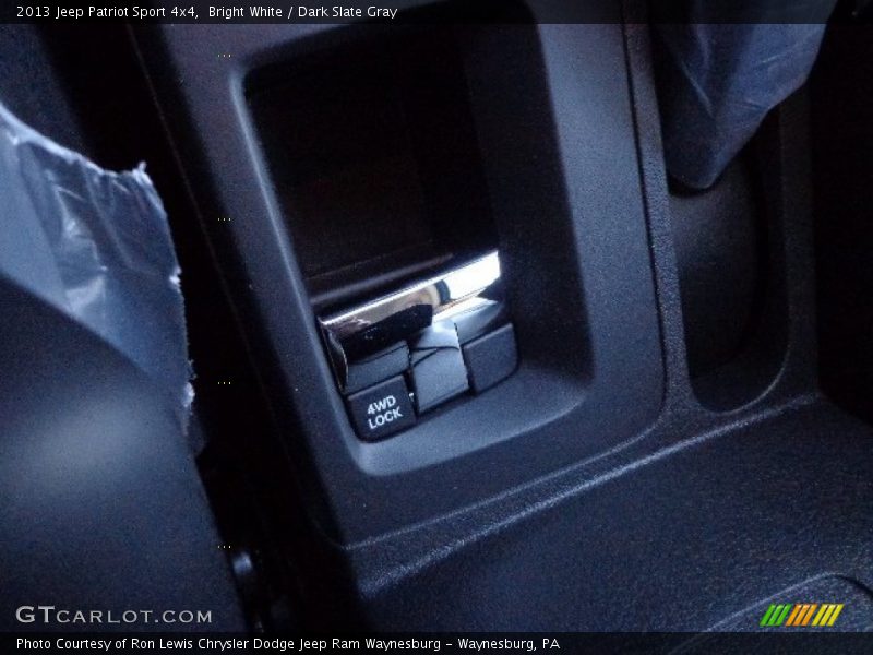 Bright White / Dark Slate Gray 2013 Jeep Patriot Sport 4x4