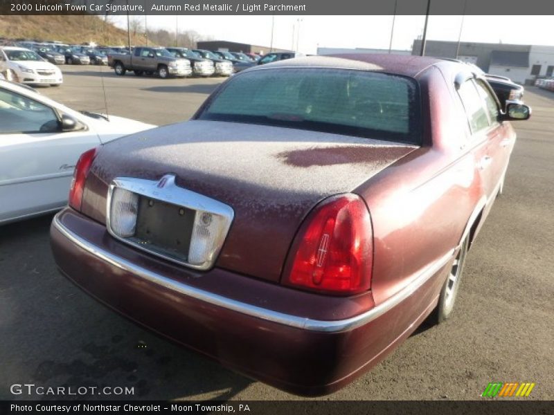 Autumn Red Metallic / Light Parchment 2000 Lincoln Town Car Signature