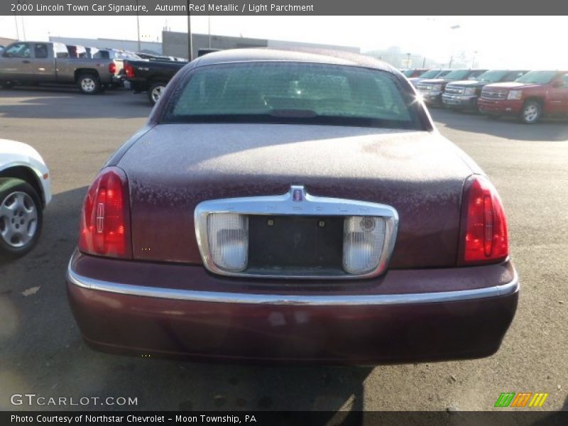 Autumn Red Metallic / Light Parchment 2000 Lincoln Town Car Signature