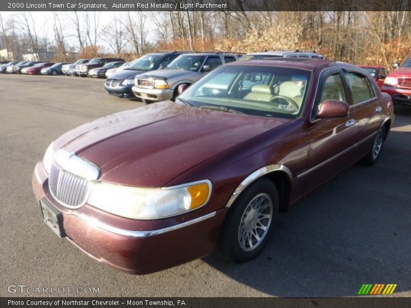 Autumn Red Metallic / Light Parchment 2000 Lincoln Town Car Signature