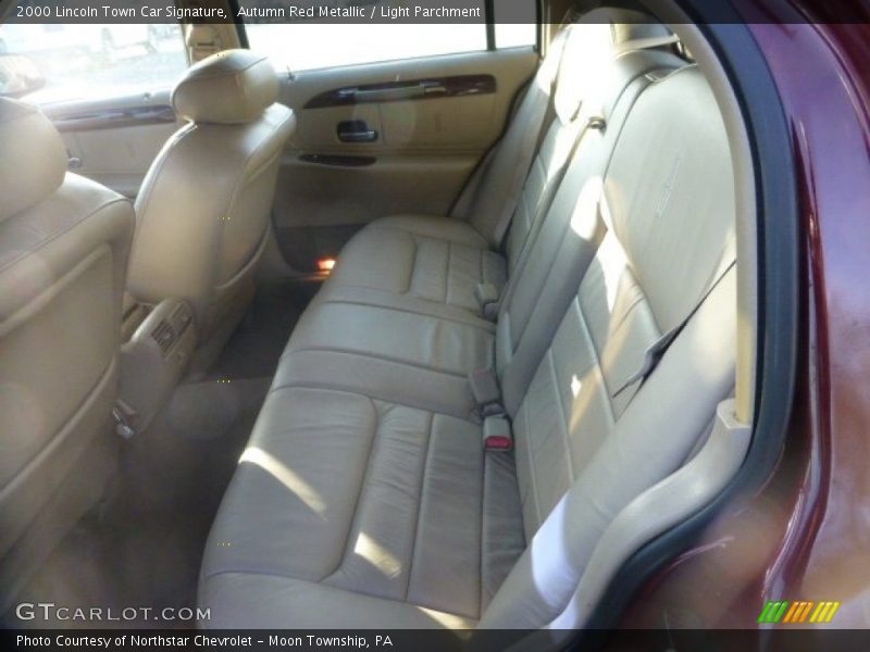 Autumn Red Metallic / Light Parchment 2000 Lincoln Town Car Signature
