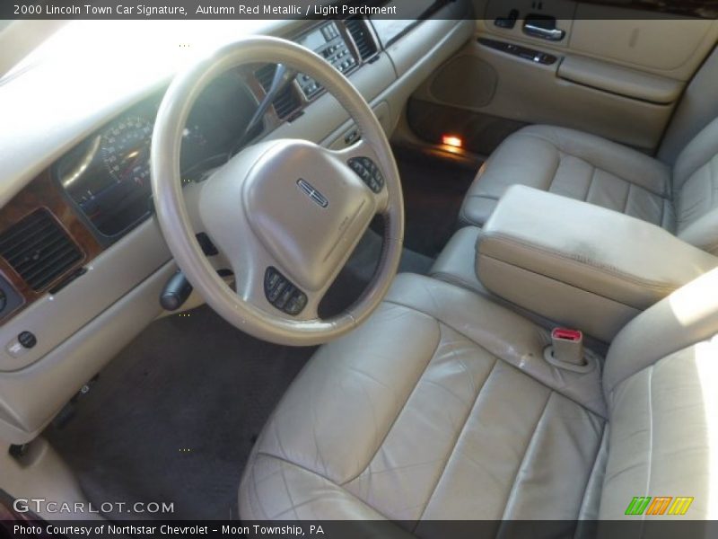 Autumn Red Metallic / Light Parchment 2000 Lincoln Town Car Signature
