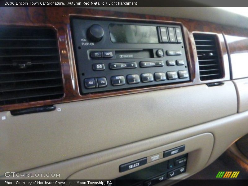 Autumn Red Metallic / Light Parchment 2000 Lincoln Town Car Signature