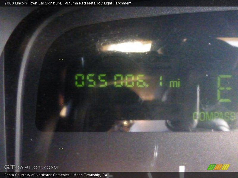 Autumn Red Metallic / Light Parchment 2000 Lincoln Town Car Signature