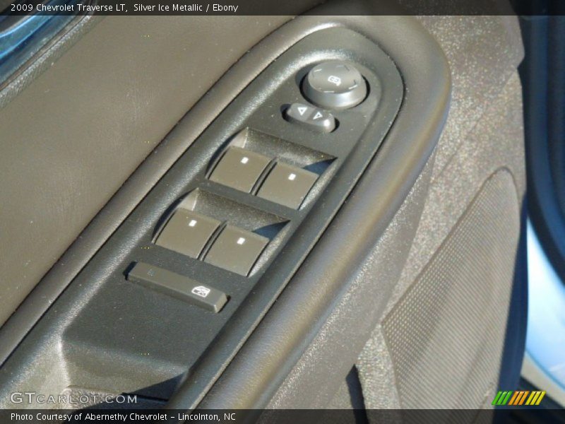 Silver Ice Metallic / Ebony 2009 Chevrolet Traverse LT