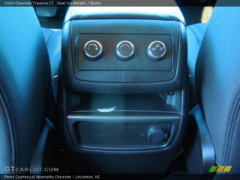 Silver Ice Metallic / Ebony 2009 Chevrolet Traverse LT