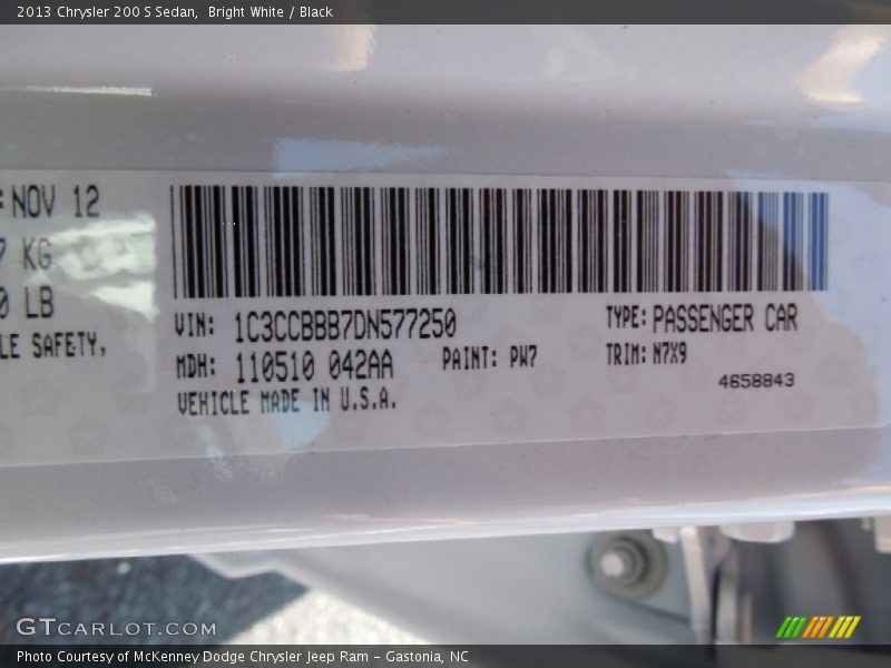 Bright White / Black 2013 Chrysler 200 S Sedan