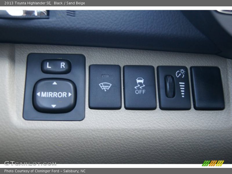 Black / Sand Beige 2013 Toyota Highlander SE