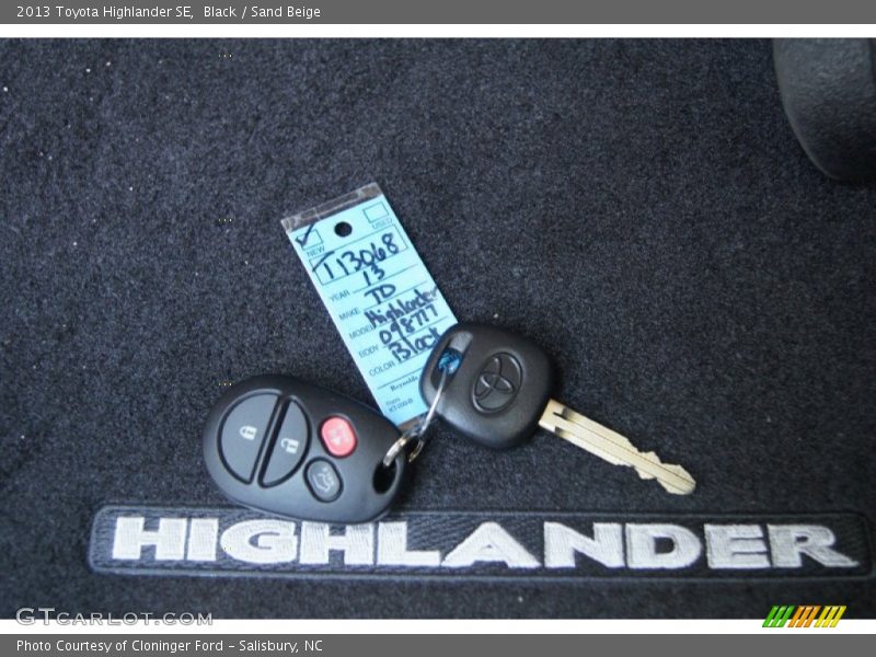 Black / Sand Beige 2013 Toyota Highlander SE