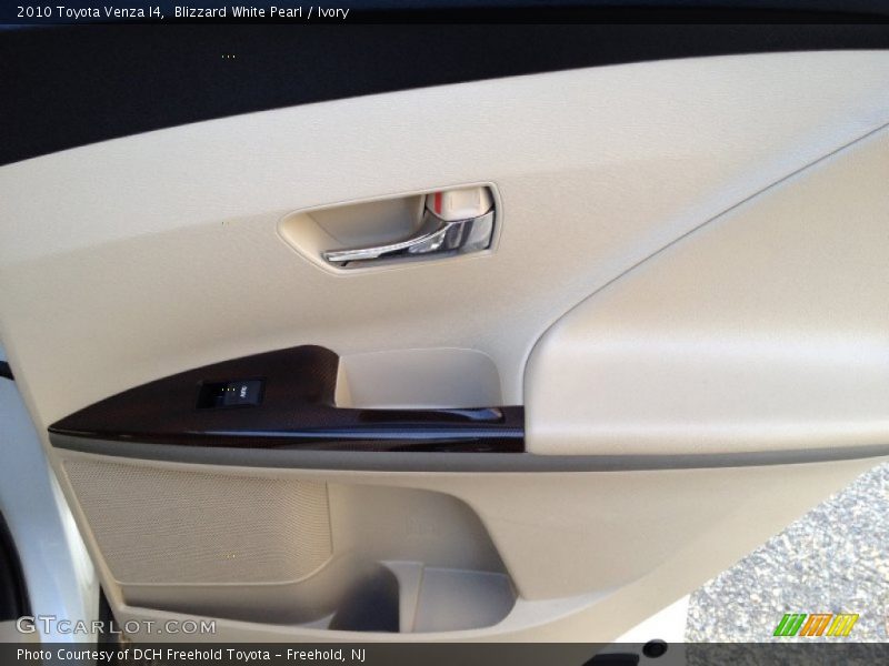 Blizzard White Pearl / Ivory 2010 Toyota Venza I4