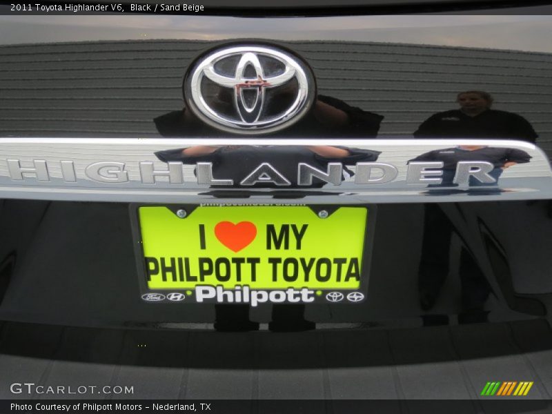 Black / Sand Beige 2011 Toyota Highlander V6