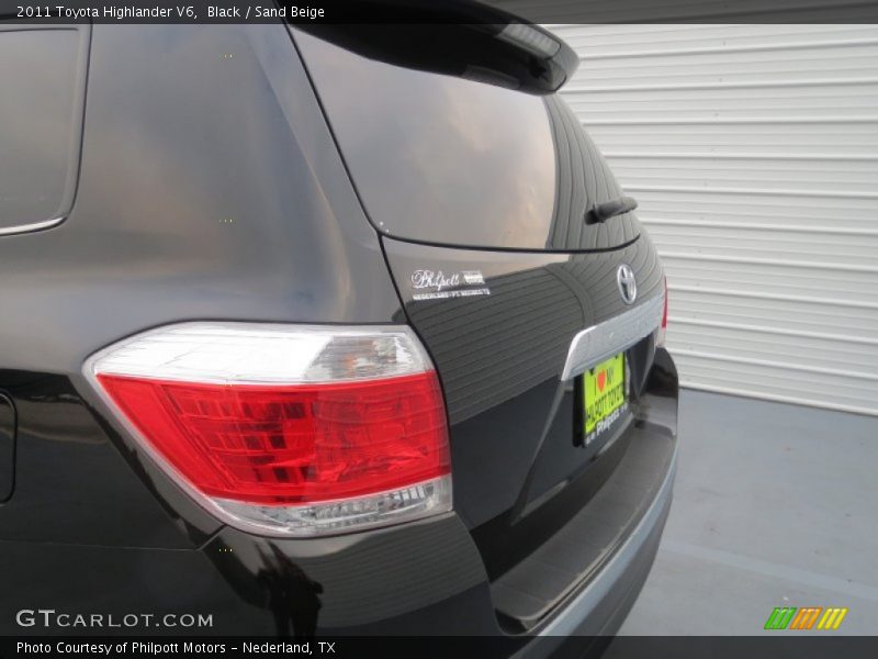Black / Sand Beige 2011 Toyota Highlander V6