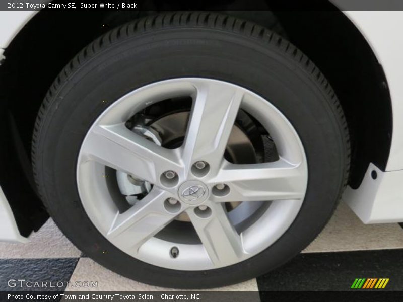 Super White / Black 2012 Toyota Camry SE