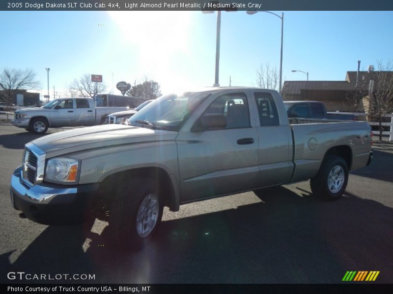 Light Almond Pearl Metallic / Medium Slate Gray 2005 Dodge Dakota SLT Club Cab 4x4