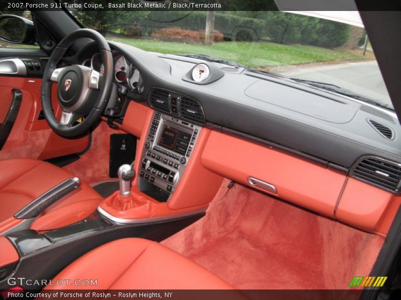 Dashboard of 2007 911 Turbo Coupe