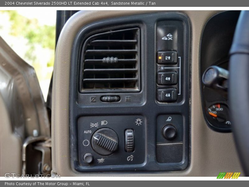 Controls of 2004 Silverado 2500HD LT Extended Cab 4x4