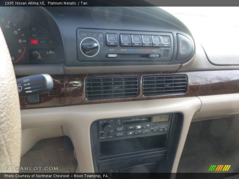 Platinum Metallic / Tan 1995 Nissan Altima XE