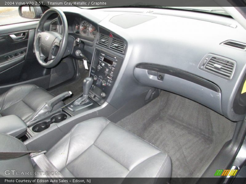 Dashboard of 2004 V70 2.5T