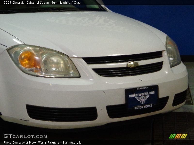 Summit White / Gray 2005 Chevrolet Cobalt LS Sedan