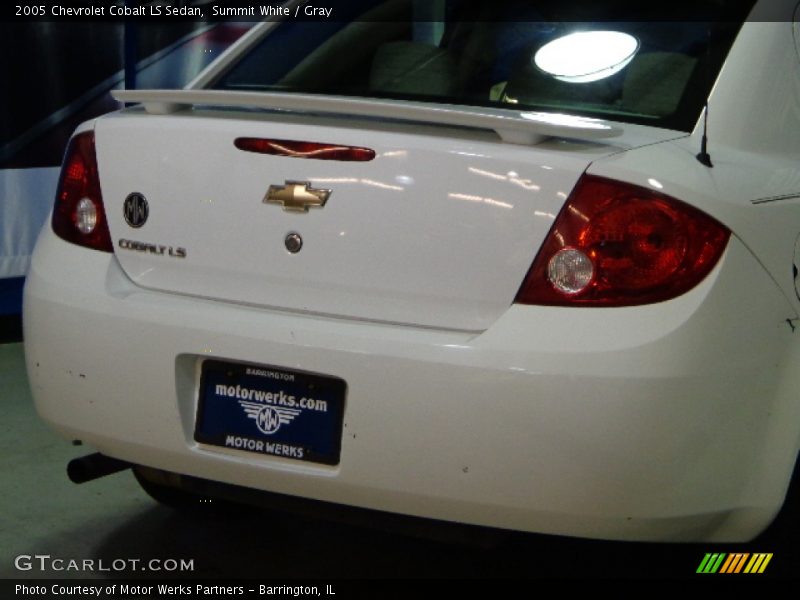Summit White / Gray 2005 Chevrolet Cobalt LS Sedan