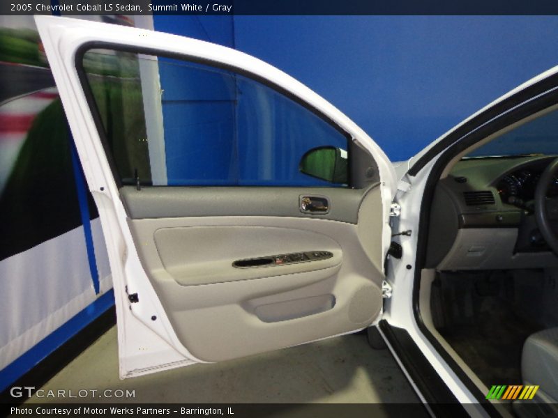 Summit White / Gray 2005 Chevrolet Cobalt LS Sedan