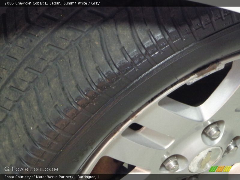 Summit White / Gray 2005 Chevrolet Cobalt LS Sedan