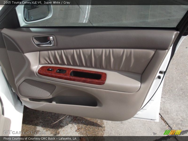Super White / Gray 2005 Toyota Camry XLE V6