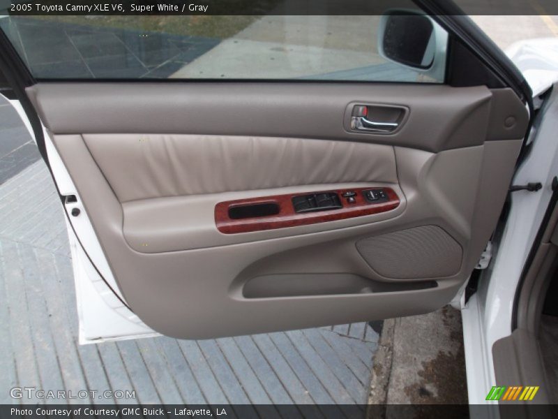 Super White / Gray 2005 Toyota Camry XLE V6