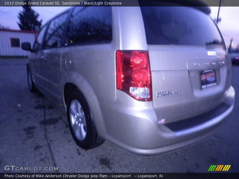 Sandstone / Black/Light Graystone 2013 Dodge Grand Caravan SE