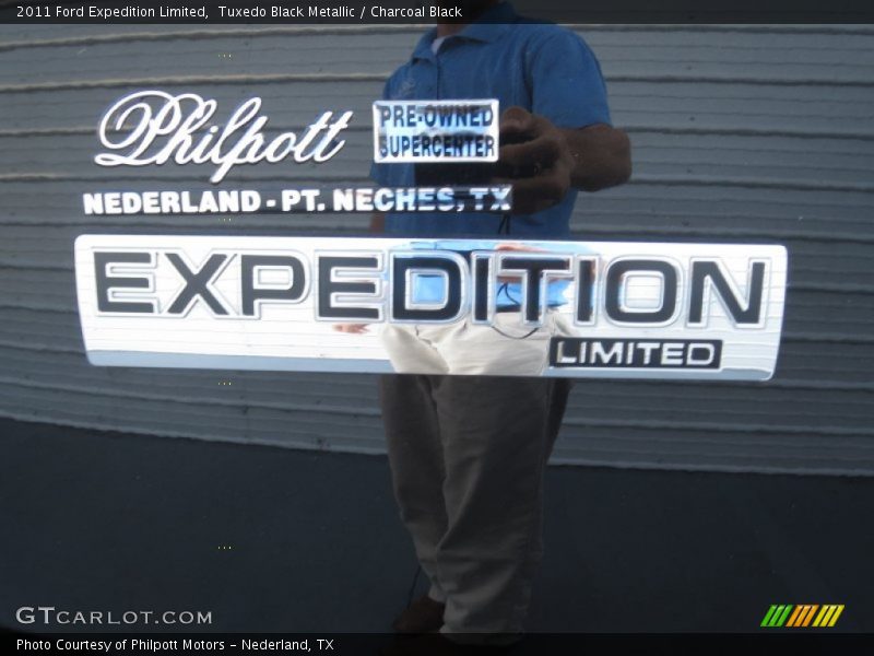 Tuxedo Black Metallic / Charcoal Black 2011 Ford Expedition Limited