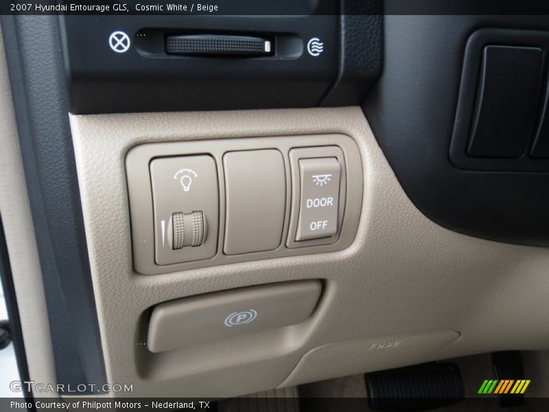 Cosmic White / Beige 2007 Hyundai Entourage GLS