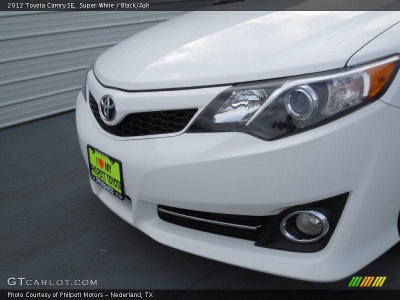 Super White / Black/Ash 2012 Toyota Camry SE