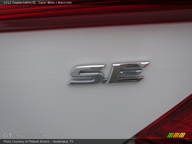 Super White / Black/Ash 2012 Toyota Camry SE