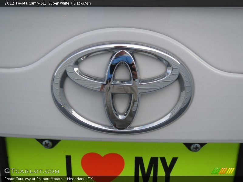 Super White / Black/Ash 2012 Toyota Camry SE