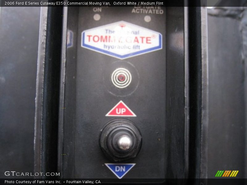 Oxford White / Medium Flint 2006 Ford E Series Cutaway E350 Commercial Moving Van