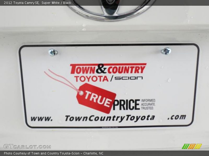 Super White / Black 2012 Toyota Camry SE